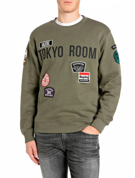 Olijfgroene Replay sweatshirt met 'TOKYO ROOM'-tekst en diverse geborduurde patches op de borst en mouw.