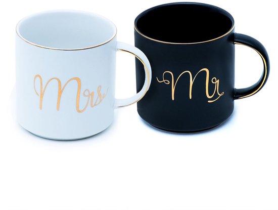 Tasses blanche et noire avec bordure dorée, avec ‘Mrs’ sur la tasse blanche et ‘Mr’ sur la tasse noire.