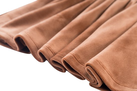 Detail van de plooien en zomen van een bruine fluwelen jurk.