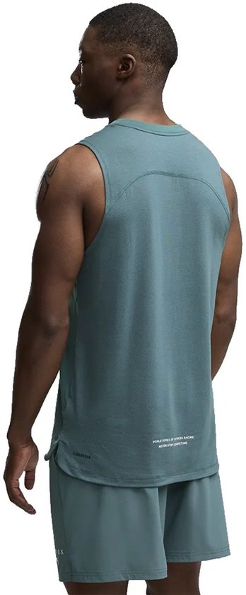 Achterkant van een man in grijsgroen mouwloos sportshirt met tekst op de zoom.