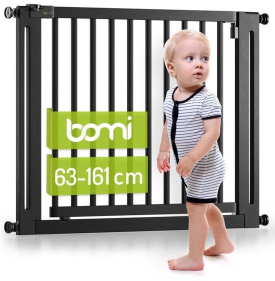 Zwart Bomi traphekje met verticale spijlen, geschikt voor kinderen van 63-161 cm. Een baby staat ernaast.
