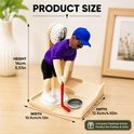 Afmetingen van de golf flesopener: hoogte 14cm, breedte 10.5cm, diepte 12.5cm. Golferfiguur in paarse polo en blauwe pet.