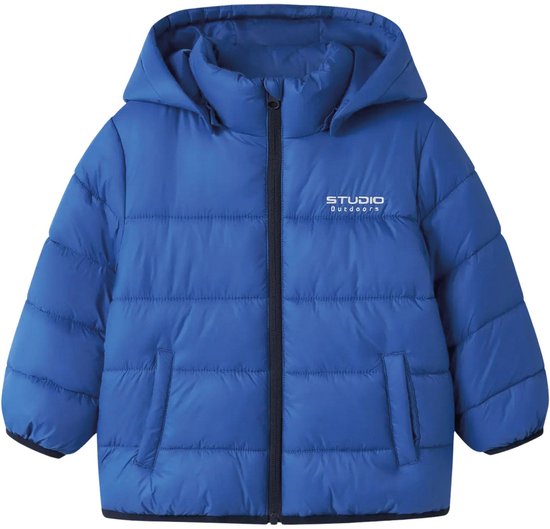 Blauwe, gewatteerde jas met capuchon en rits. Logo 'STUDIO Outdoors' op de borst.