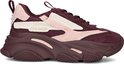 Bordeauxrode sneaker met roze en crème details en een dikke zool. 'STEVE MADDEN' logo op de zijkant.