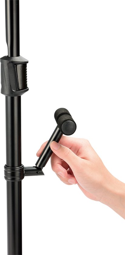Hand draait aan de hendel van het Auto Grip Systeem van een zwarte gitaarstandaard.
