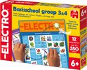 Electro educatief spel "Basisschool groep 3&4" met afbeeldingen van dieren, voedsel en alledaagse objecten. Kinderhanden gebruiken de oranje stekker om antwoorden te vinden.