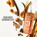 Een flesje Sol de Janeiro Cheirosa 71 parfum mist met vanillestokjes en macadamianoten.