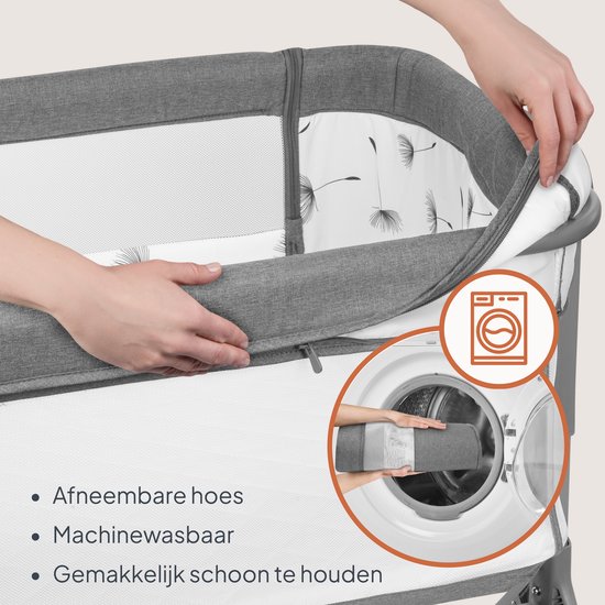 Handen tonen hoe de afneembare hoes van de grijze co-sleeper verwijderd wordt voor wassen.