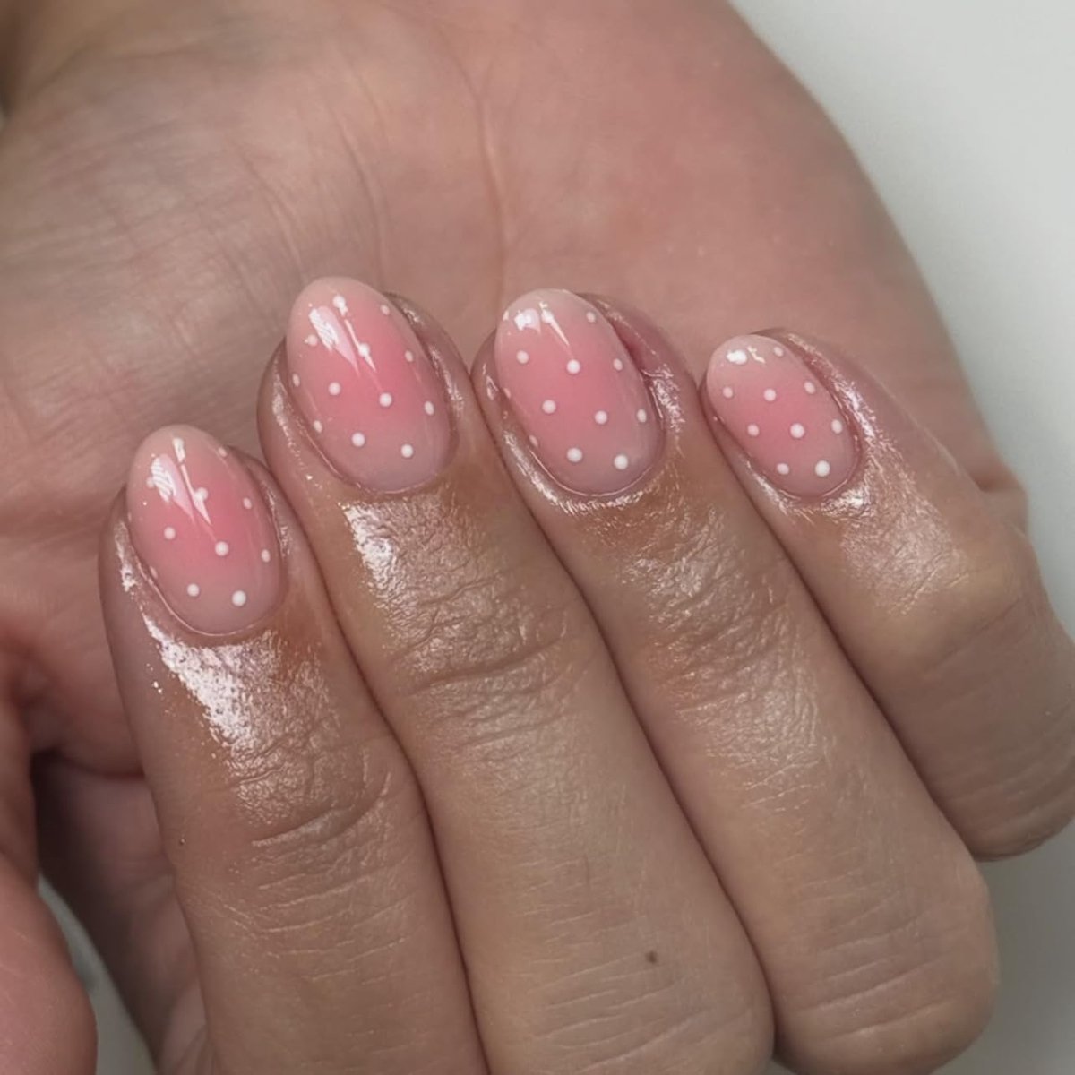 on Nails kort, amandelvormig roze met witte stippen, amandelmotief, korte kunstnagels, roze basis met witte stippen, retro, stijlvol, schattig, lente- en herfstkunstnagels