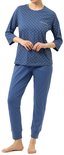 Blauw pyjamapak met all-over witte stippen en driekwart mouwen. Het model draagt een bijpassende blauwe broek.