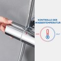 Hand die een chromen thermostaatkraan bedient. Tekst: "Kontrolle der Wassertemperatur", met een thermometer-icoon van koud naar heet.