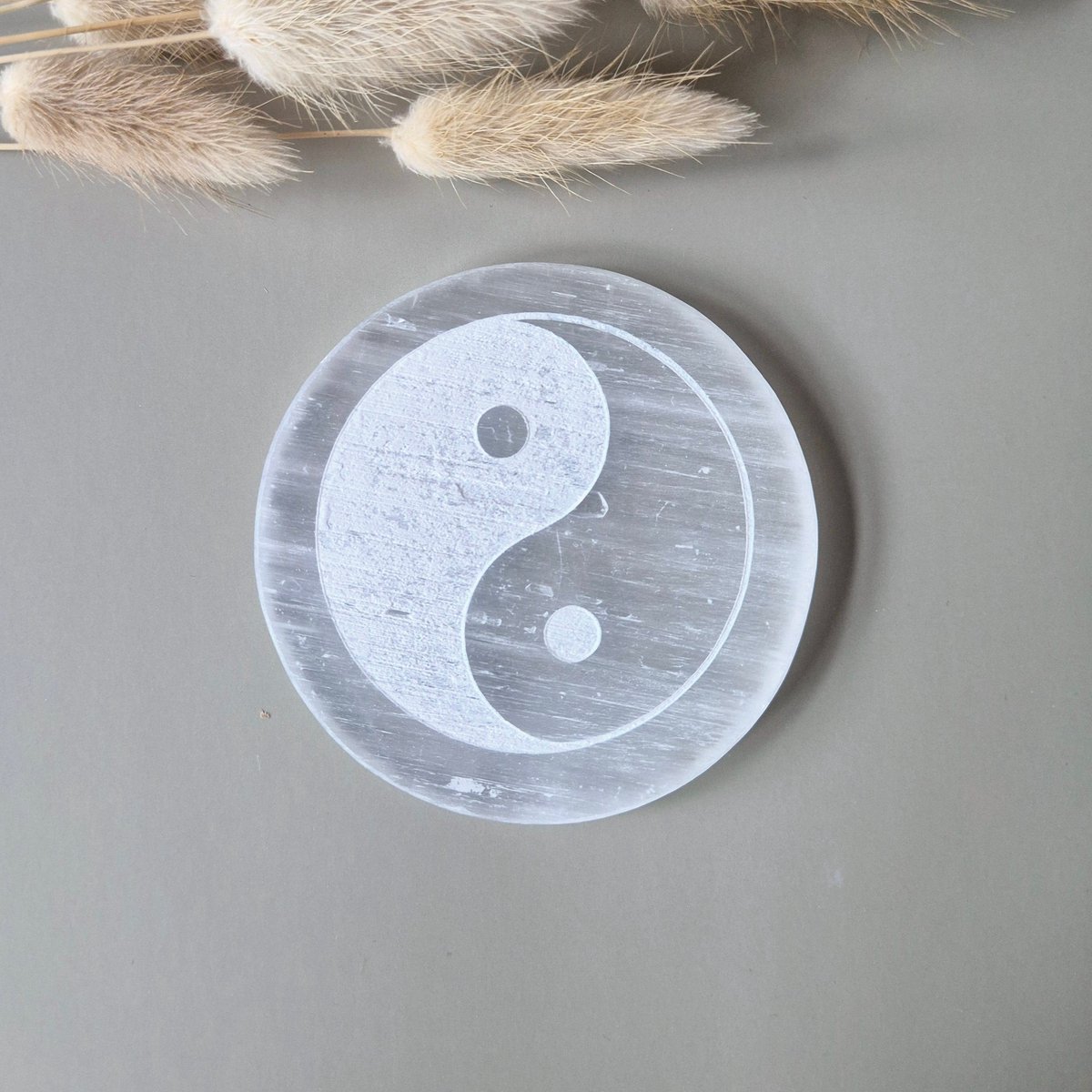 Seleniet Edelsteen Oplaadschijf met Spirituele Gravering – 10 cm