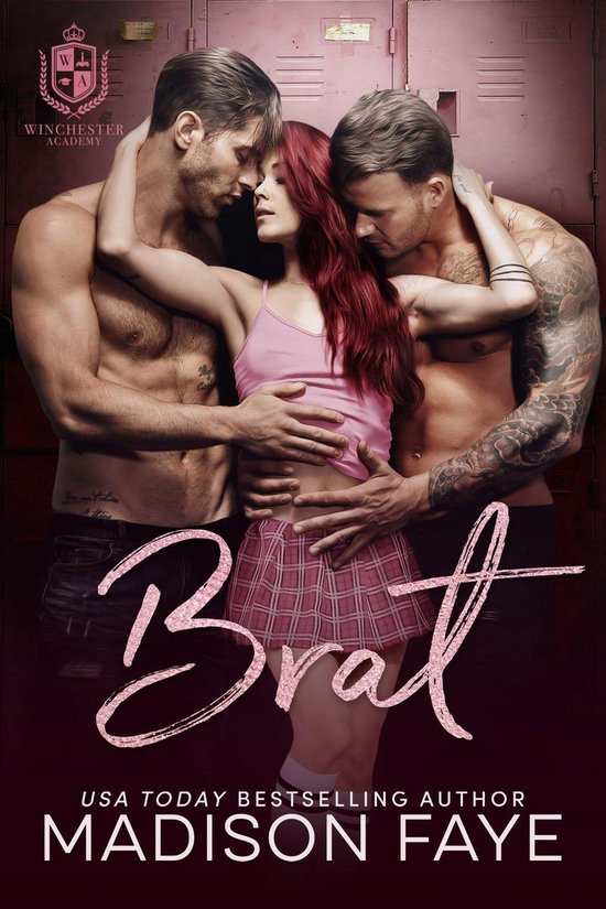Een vrouw met rood haar en een roze tanktop en ruitjesrok, omhelsd door twee mannen bij roze kluisjes. Titel: Brat.