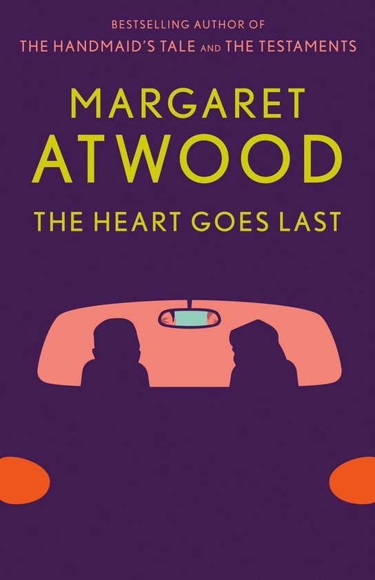 Boekomslag van Margaret Atwood's "The Heart Goes Last" met silhouetten van twee personen in een auto, tegen een paarse achtergrond.