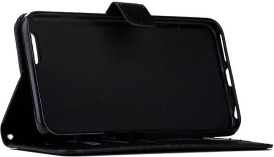 Étui portefeuille noir en position debout pour un téléphone, avec le support de téléphone vers l'avant.