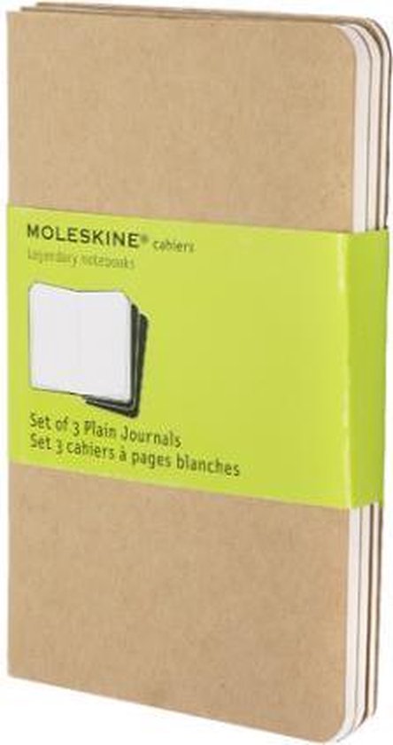 Een set van 3 bruine Moleskine Cahiers notitieboeken, gebundeld met een felgroene band met productinformatie.