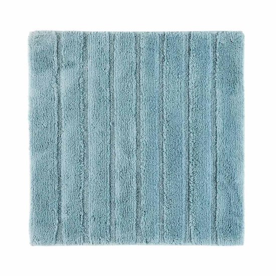 Tapis de bain bleu clair avec des côtes verticales, en 100% coton.