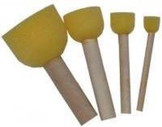 Vier ronde, gele sponzen met houten handvatten, variërend in grootte.