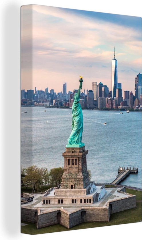 Het Vrijheidsbeeld op de voorgrond en uitzicht op het World Trade Center en de skyline van New York Canvas 20x30 cm - Foto print op Canvas schilderij (Wanddecoratie woonkamer / slaapkamer)