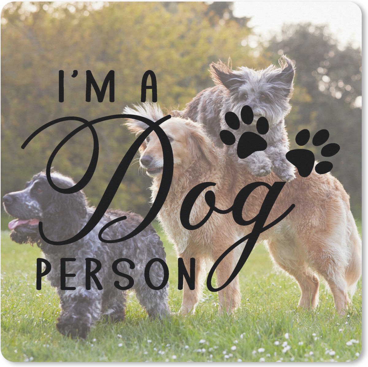 Muismat Honden Quotes - Honden quote 'I'm a dog person' tegen een achtergrond met drie honden muismat rubber - 20x20 cm - Muismat met foto