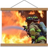Schoolplaat – Grote Brand Blussend door Brandweer - 40x30cm Foto op Textielposter (Wanddecoratie op Schoolplaat)