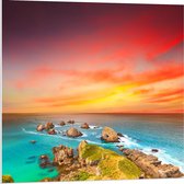 Forex - Rotsen Verspreid in de Zee - 80x80cm Foto op Forex