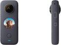Grijze Insta360 ONE X2 action cam met lens en scherm. Scherm toont vrouw met hoed en ballonnen.