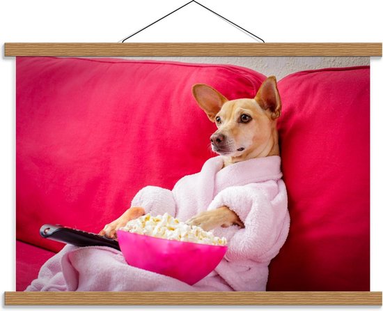 Schoolplaat – Relaxte Hond op Roze Bank - 60x40cm Foto op Textielposter (Wanddecoratie op Schoolplaat)