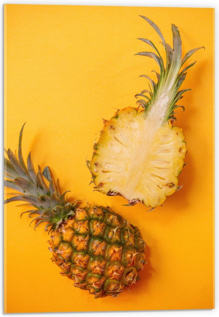 Acrylglas - Door midden gesneden Ananas op Gele Achtergrond - 40x60cm Foto op Acrylglas (Wanddecoratie op Acrylglas)