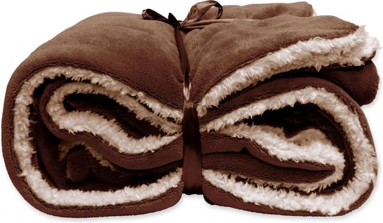 Bruin plaid met witte teddy voering, samengevouwen en vastgebonden met een satijnen lint.