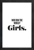 JUNIQE - Poster in houten lijst Run Girls -40x60 /Wit & Zwart