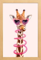 JUNIQE - Poster in houten lijst Dorstige Giraffe -20x30 /Bruin & Roze