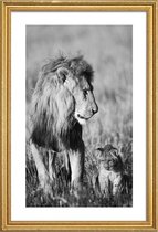 JUNIQE - Poster met houten lijst Lion Teaching His Cub -20x30 /Grijs &