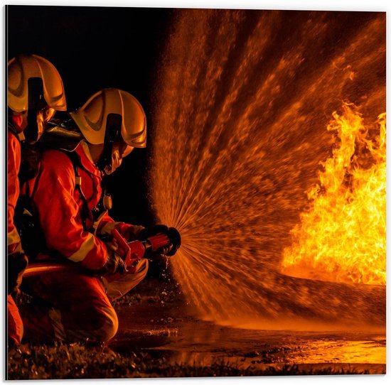 Dibond - Twee Brandweermannen in Actie bij Vuur - 50x50cm Foto op Aluminium (Wanddecoratie van metaal)