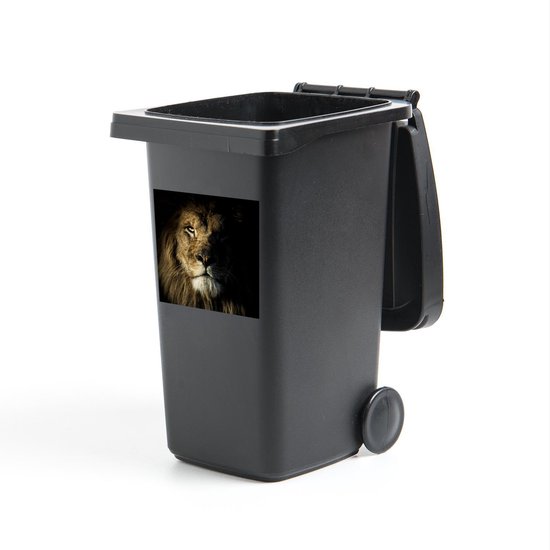 Container sticker Uitsneden Dieren Vakantie Veilingen - Portret van een leeuw op en zwarte achtergrond Klikosticker - 40x40 cm - kliko sticker -...