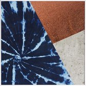 JUNIQE - Poster met kunststof lijst Batik Kupfer Beton -20x20 /Blauw &