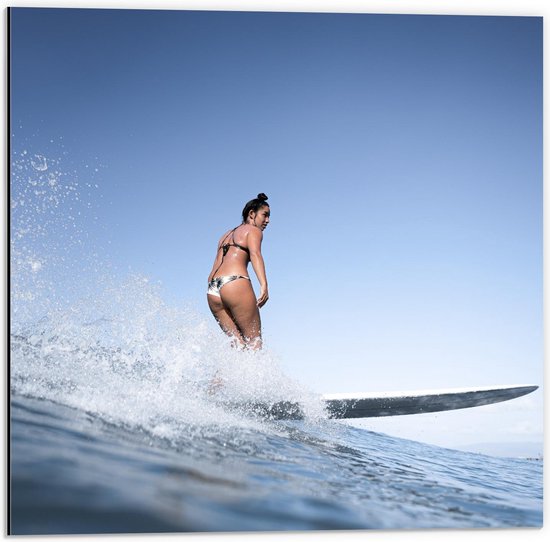 Dibond - Vrouw op Golf met Surfplank - 50x50cm Foto op Aluminium (Wanddecoratie van metaal)
