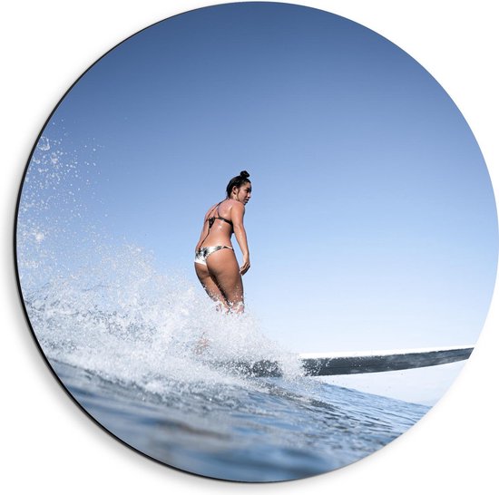 Dibond Wandcirkel - Vrouw op Golf met Surfplank - 40x40cm Foto op Aluminium Wandcirkel (met ophangsysteem)