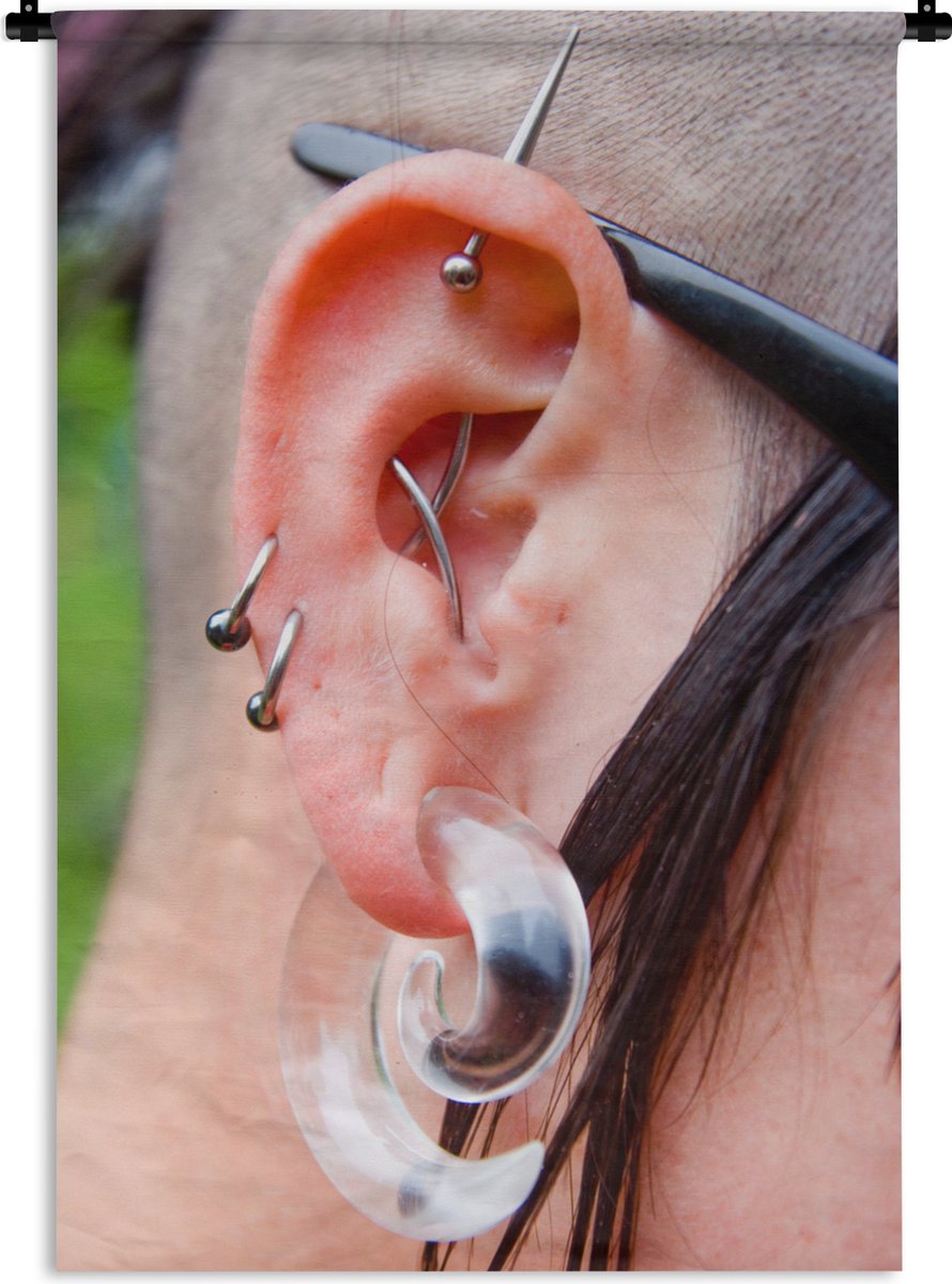 Wandkleed Piercing - Man met piercings en sieraden in zijn oor Wandkleed  katoen 60x90... | bol.com