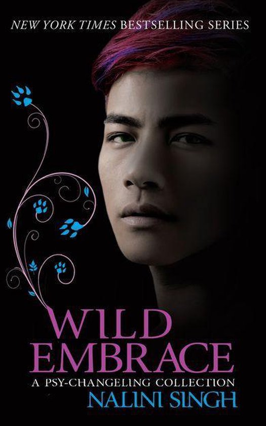 Nalini Singh's Wild Embrace, een Psy-Changeling Collection, met een jonge man met paars geverfd haar, omringd door blauwe pootafdrukken op ranken.