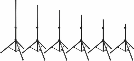 Zes zwarte speakerstatieven van verschillende hoogtes, van links naar rechts.