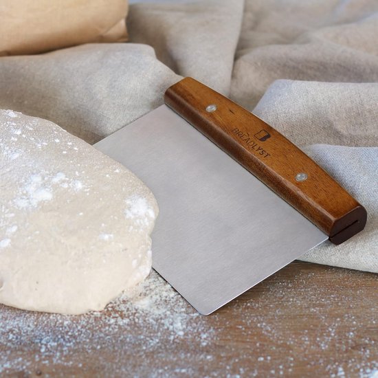 Deegsnijder voor brood en pizzadeeg, deegschraper van voedselveilig roestvrij staal, gebakschraper met houten handvat, multifunctionele taartbrood-pizzasnijder met meetschaal Deegsnijder voor brood en pizzadeeg, deegschraper van voedselveilig roestvrij staal, gebakschraper met houten handvat, multifunctionele taartbrood-pizzasnijder met meetschaal