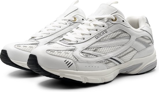 Witte sneaker met zilveren accenten, mesh en "DUTCH'D" op de tong.