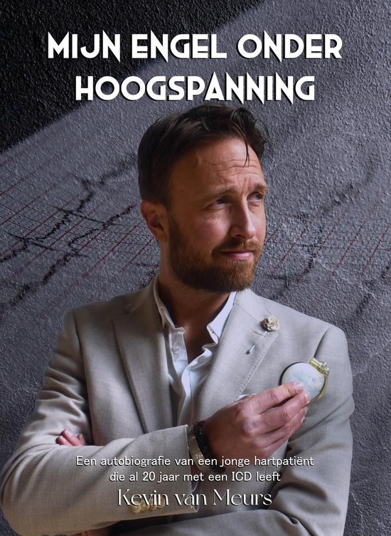 Een man in een licht beige colbert met een horloge in zijn hand. Tekst: Mijn engel onder hoogspanning.