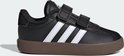 Zwart Adidas Vl Court 3.0 kindersneaker met witte strepen en dubbele klittenbandsluiting.