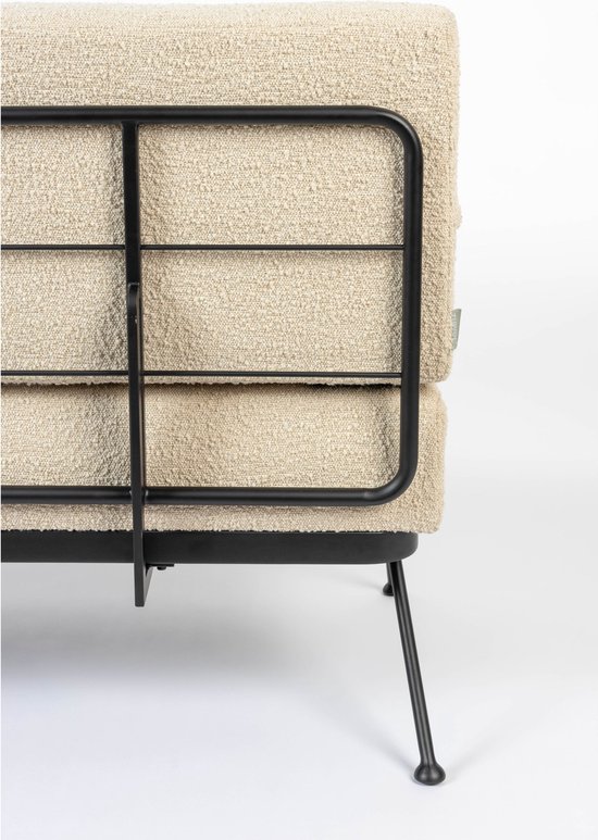 Beige bouclé bank met een zwart metalen frame en poten op een witte achtergrond.