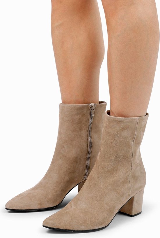Manfield Dames Beige suede enkellaarsjes Maat 41 bol