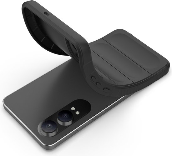 Zwarte flexibele telefoonhoes wordt over een telefoon met dubbele camera geschoven.