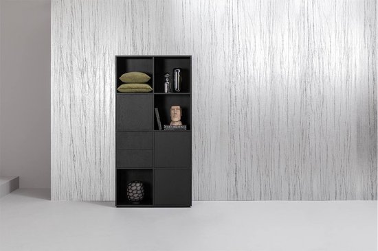 Armoire noire dans un salon, avec des décorations dans les compartiments ouverts.
