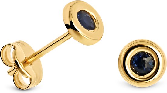 Clou d'oreille en or avec saphir bleu et une boucle d'oreille détachée à côté.